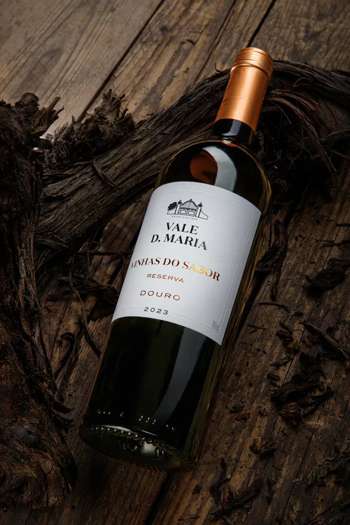 Vinho; Wine; Vidro; reflexos; Garrafa de Vinho Vale Dona Maria - Vinhas do Sabor; Douro; Fotografia de Estúdio