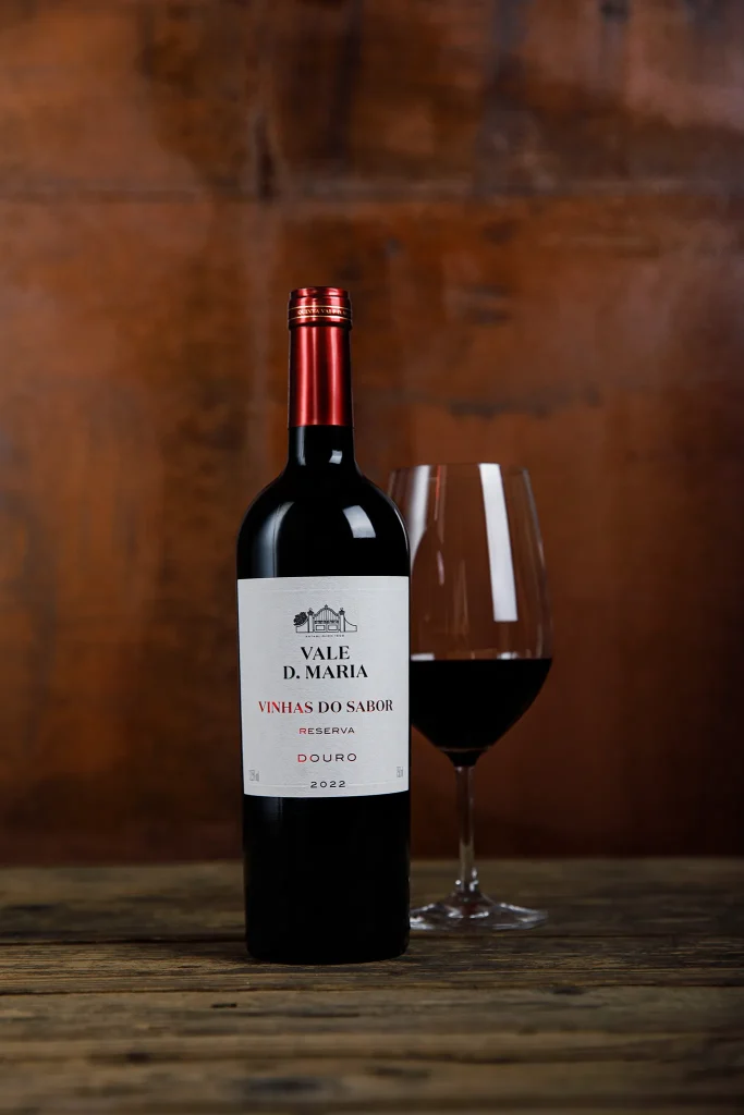 Vinho; Wine; Vidro; reflexos; Garrafa de Vinho Vale Dona Maria - Vinhas do Sabor - Reserva; Douro; Fotografia de Estúdio