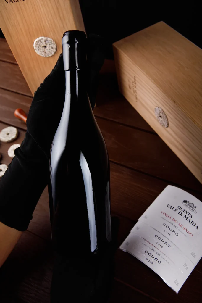 Vinho; Wine; Vidro; reflexos; Garrafa de Vinho Qunta Dona Maria - Vinha do Moinho; Douro; Fotografia de Estúdio