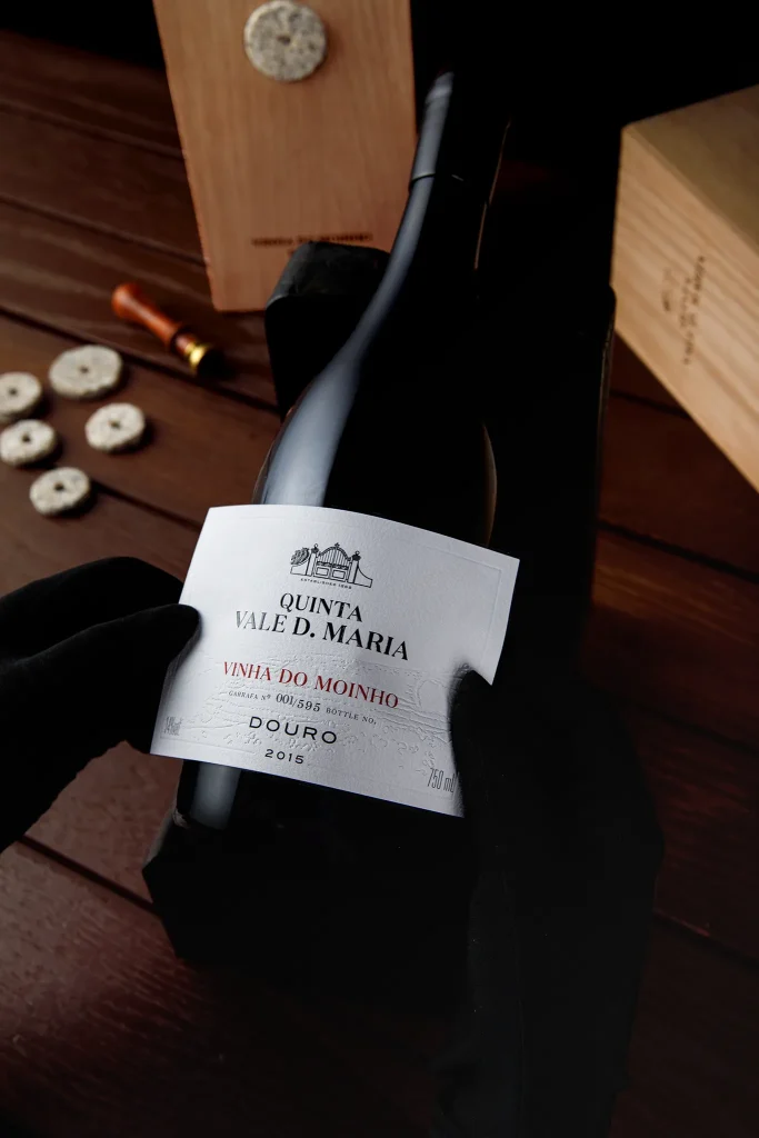 Vinho; Wine; Vidro; reflexos; Garrafa de Vinho Qunta Dona Maria - Vinha do Moinho; Douro; Fotografia de Estúdio