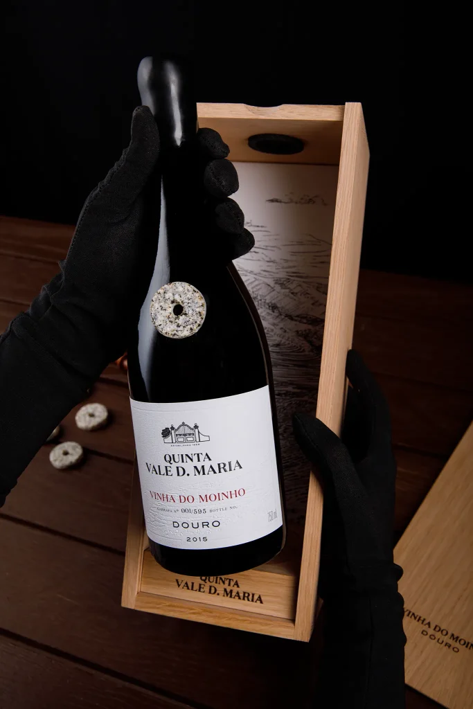 Vinho; Wine; Vidro; reflexos; Garrafa de Vinho Qunta Dona Maria - Vinha do Moinho; Douro; Fotografia de Estúdio