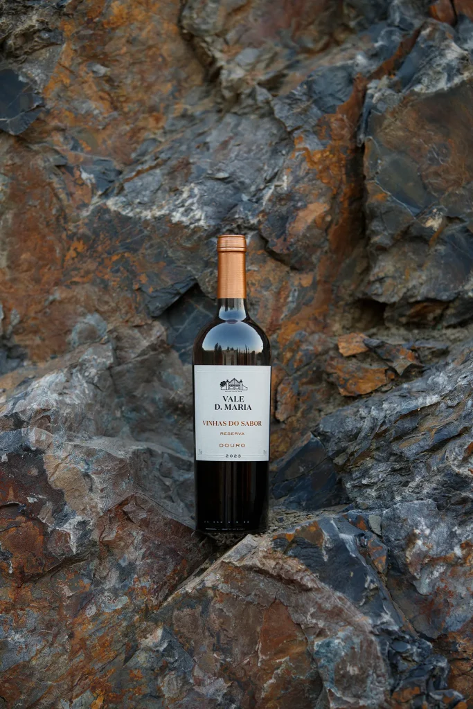 Vinho; Wine; Vidro; reflexos; Garrafa de Vinho Vale Dona Maria - Vinhas do Sabor - Reserva; Douro; Fotografia de Estúdio exterior