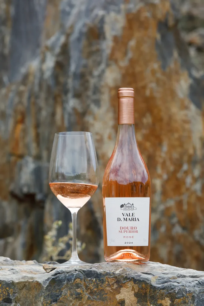 Vinho; Wine; Vidro; reflexos; Garrafa de Vinho Vale Dona Maria - Douro Superior Rosé - Reserva; Douro; Fotografia de Estúdio exterior