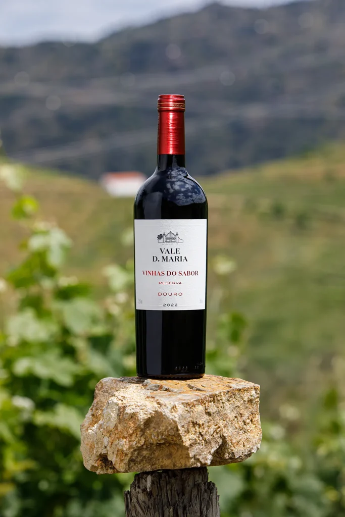 Vinho; Wine; Vidro; reflexos; Garrafa de Vinho Vale Dona Maria - Vinhas do Sabor - Reserva; Douro; Fotografia de Estúdio exterior