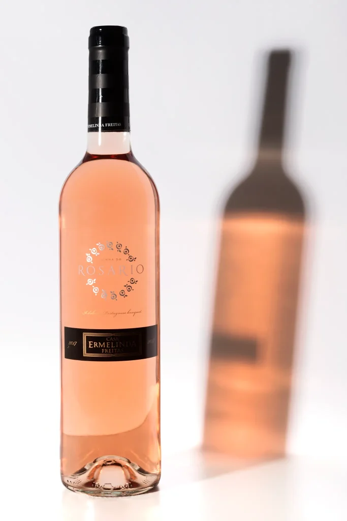 Vinho; Wine; Vidro; reflexos; Garrafa de vinho; Fotografia de Estúdio; vinho Rosé