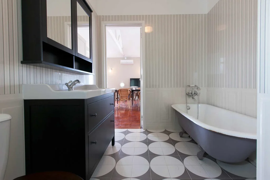 Arquitectura; Fotografia de Interior; Real State; Architecture; living room; sala de estar; apartamento na baixa do porto; varanda; casa de banho; bathroom