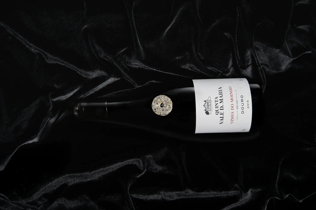 Vinho; Wine; Vidro; reflexos;Garrafa de Vinho Quinta Vale Dona Maria - Vinha do Moinho; Douro; Fotografia de Estúdio