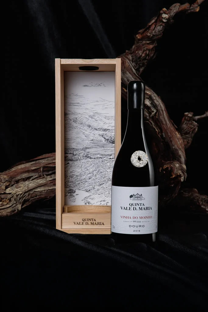 Vinho; Wine; Vidro; reflexos;Garrafa de Vinho Quinta Vale Dona Maria - Vinha do Moinho; Douro; Fotografia de Estúdio