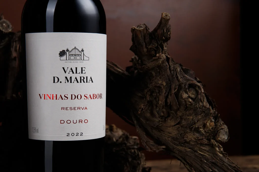 Vinho; Wine; Vidro; reflexos; Garrafa de Vinho Vale Dona Maria - Vinhas do Sabor - Reserva; Douro; Fotografia de Estúdio